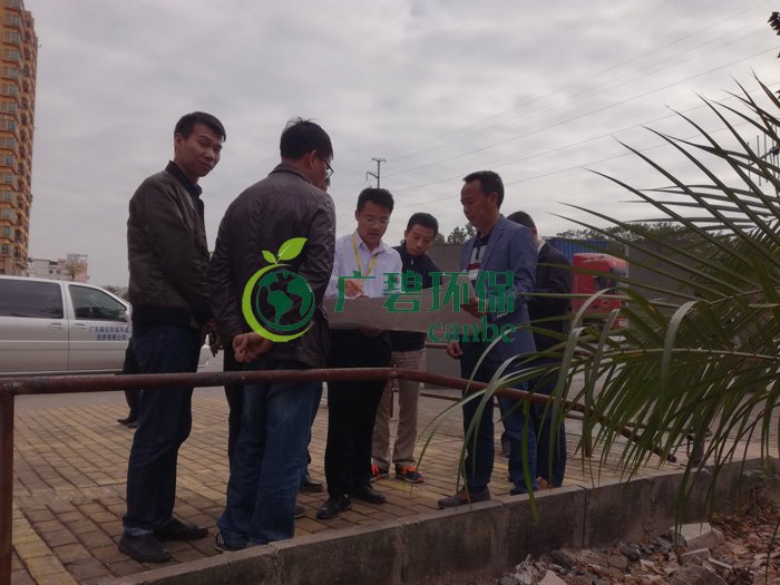 大良街道、順控環(huán)保水務等領導到金陡涌黑臭水體治理現(xiàn)場視察工作(圖2)